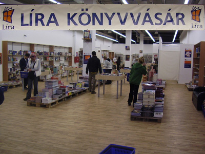 L�ra K�nyvv�s�r Koml�